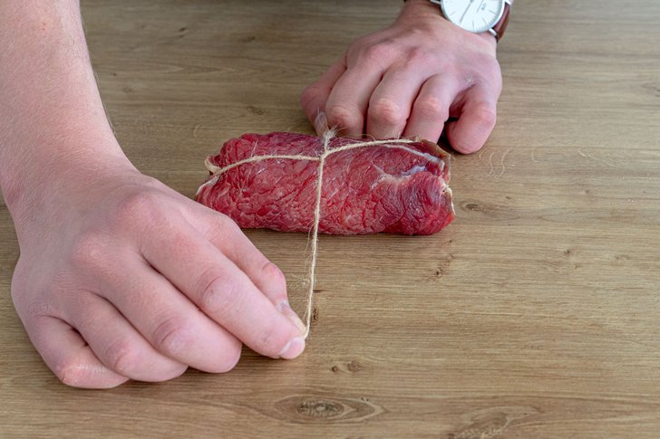 Roulade mit Garn verschließen