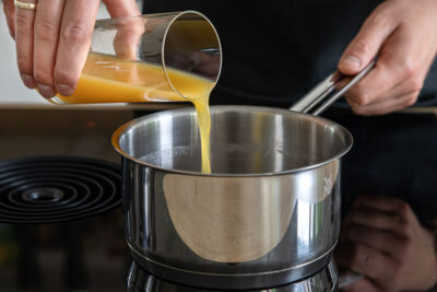 Orangensaft in den Topf geben