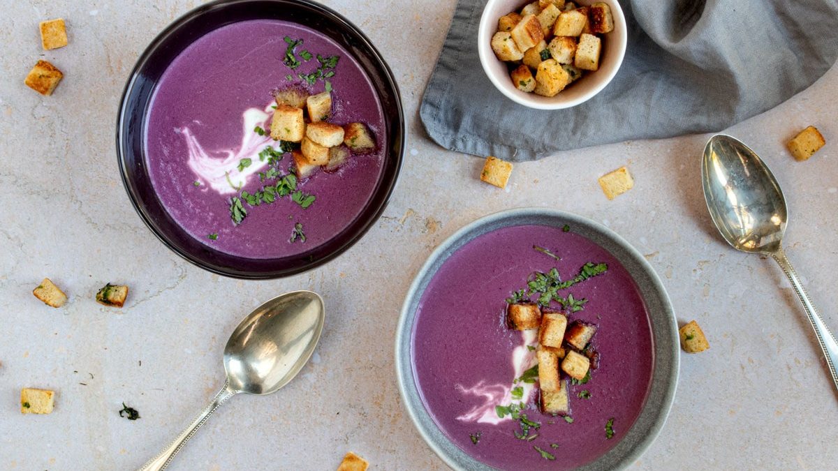 Knallige Rotkohlsuppe mit Balsamico | Rezept - eat.de