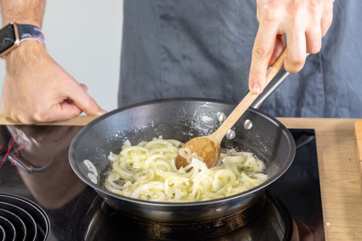 Zwiebeln braten