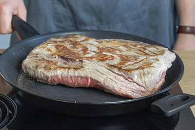 Schweinenackenbraten von allein Seiten anbraten