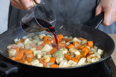 Rotwein zum Gemüse gießen
