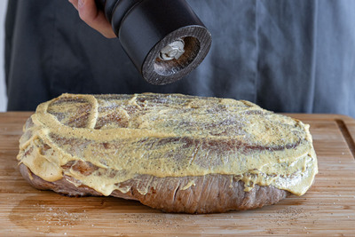 Schweinenackenbraten würzen