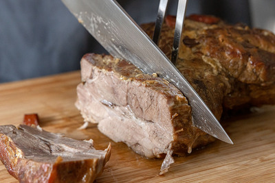 Schweinenackenbraten in Scheiben schneiden