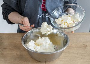 Frischkäse und Quark in eine Schüssel geben