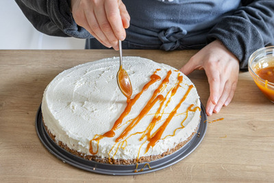Karamell über den Cheesecake geben