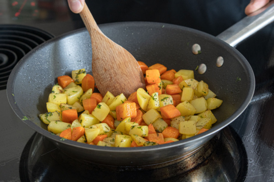 Kartoffeln und Karotten in der Pfanne