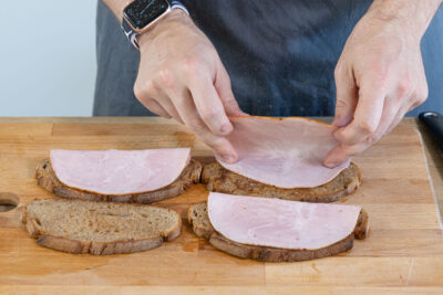 Brot mit Schinken belegen