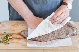 Fleisch gründlich abtupfen