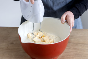 Margarine und Zucker verkneten