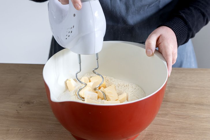 Margarine und Zucker verkneten
