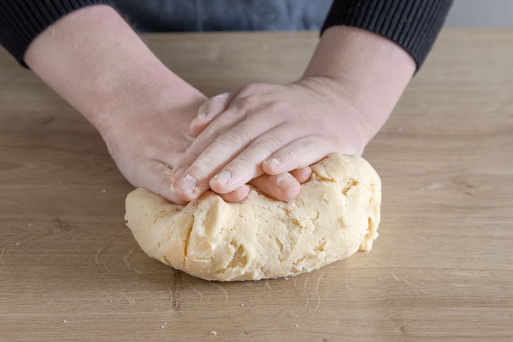 Teig für den Apfelkuchen kneten