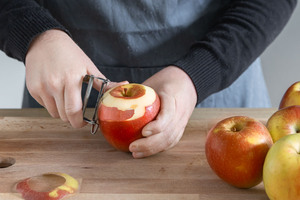 Äpfel schälen