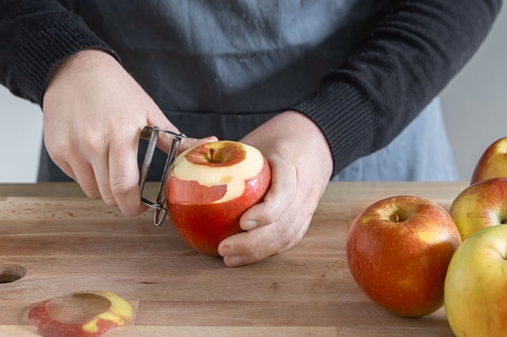 Äpfel schälen