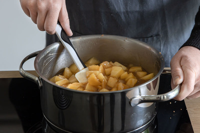 Äpfel mit Pudding und Apfelsaft aufkochen