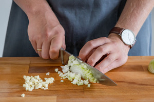 Zwiebel würfeln