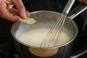 Bechamelsauce mit Lorbeer verfeinern