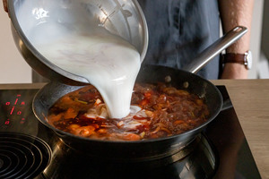 Buttermilch in die Pfanne gießen
