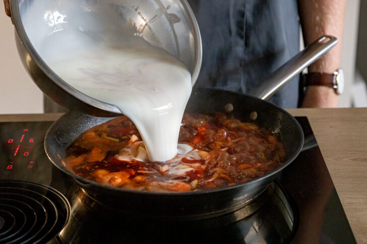 Buttermilch in die Pfanne gießen