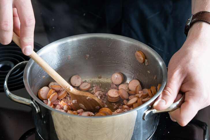Würstchen und Bacon anbraten