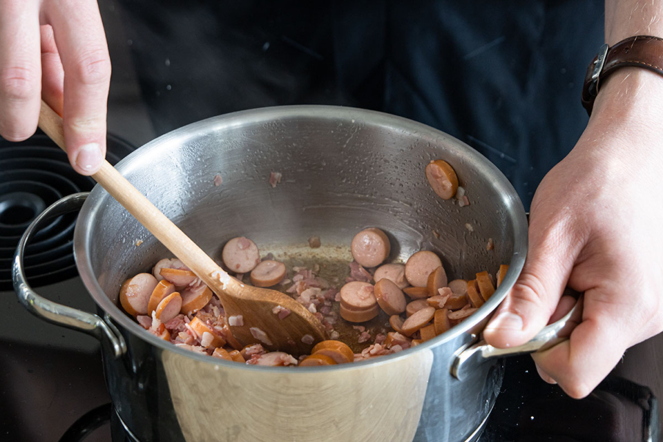 Würstchengulasch mit Nudeln | Rezept