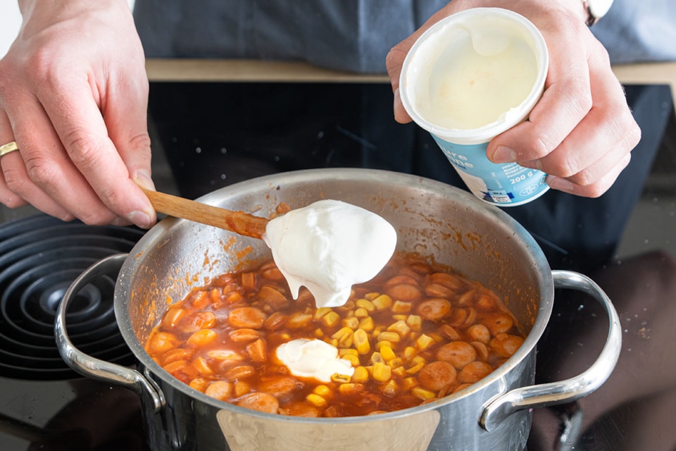 Würstchengulasch mit Nudeln | Rezept