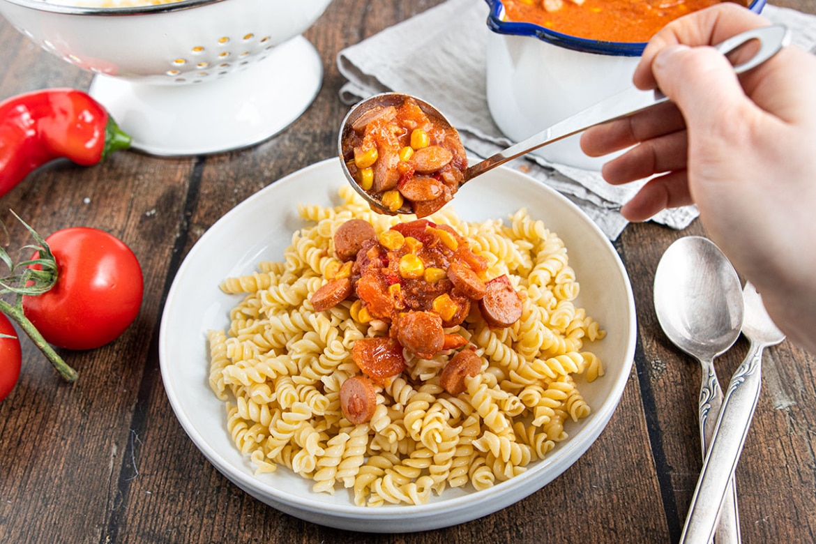 Würstchengulasch mit Nudeln | Rezept