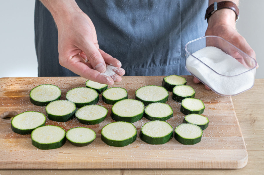 Zucchini salzen