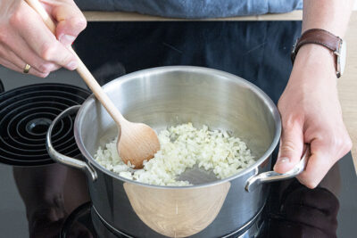 Zwiebeln und Knoblauch anschwitzen