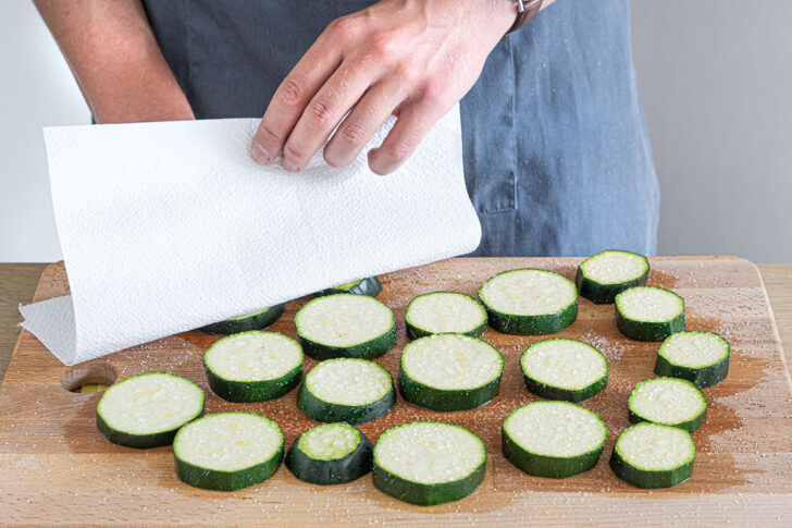 Zucchini abtupfen