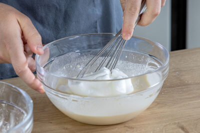 Eischnee unter den Backteig heben