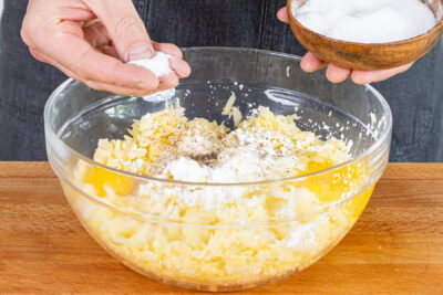 Kartoffelmasse würzen