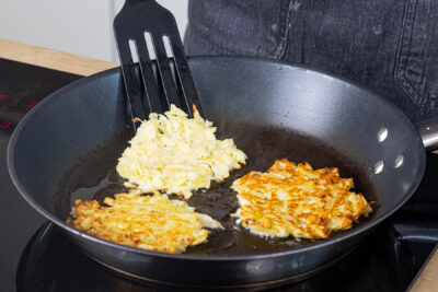 Omas Kartoffelpuffer braten