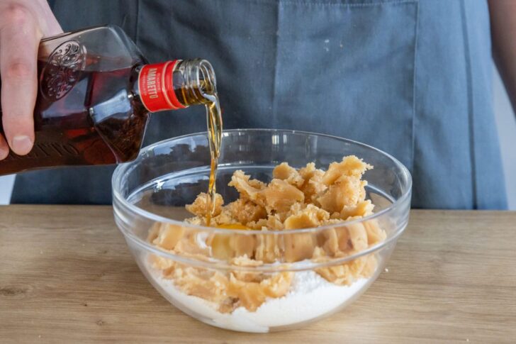 Amaretto zum Teig geben