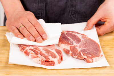 Schweinesteaks trocken tupfen und temperieren lassen
