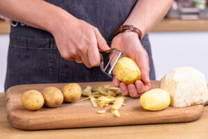 Kartoffeln schälen