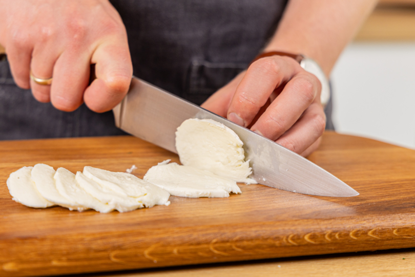 Mozzarella schneiden