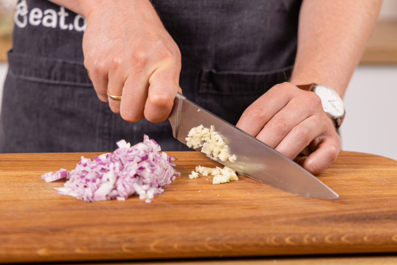 Knoblauch fein würfeln