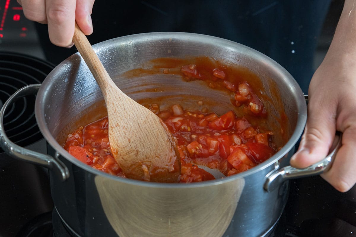 Tomatensoße im Topf machen