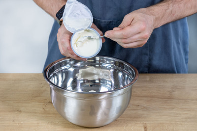 Schmand für den Johannisbeerkuchen mit Schmand in die Schüssel geben