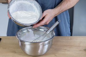 Creme in die Schüssel geben