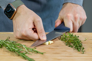 Knoblauchzehe mit Messer andrücken