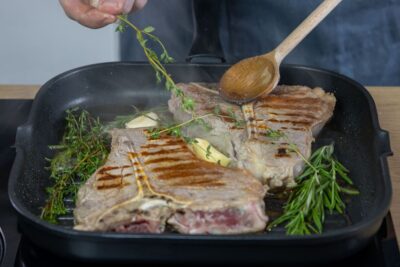 Kalbskotelett in Pfanne braten