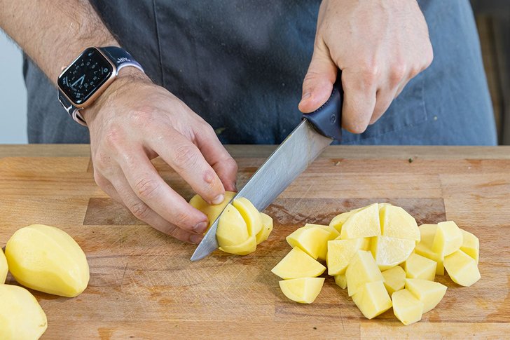 Kartoffeln schälen und würfeln