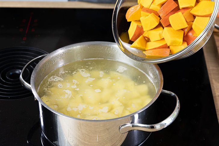 Kartoffeln und Kürbis kochen