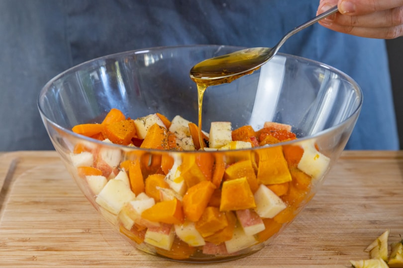 Honig zu Kürbis, Apfel und Karotte gießen