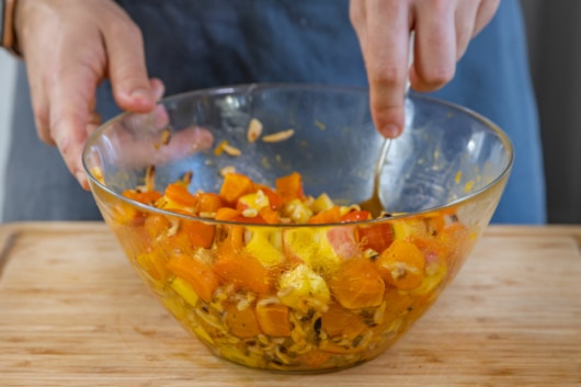 Kürbis-Salat umrühren