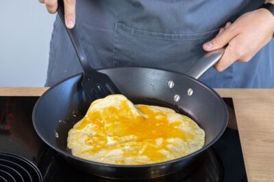 Eier für die Nigiri mit Omelette stocken lassen
