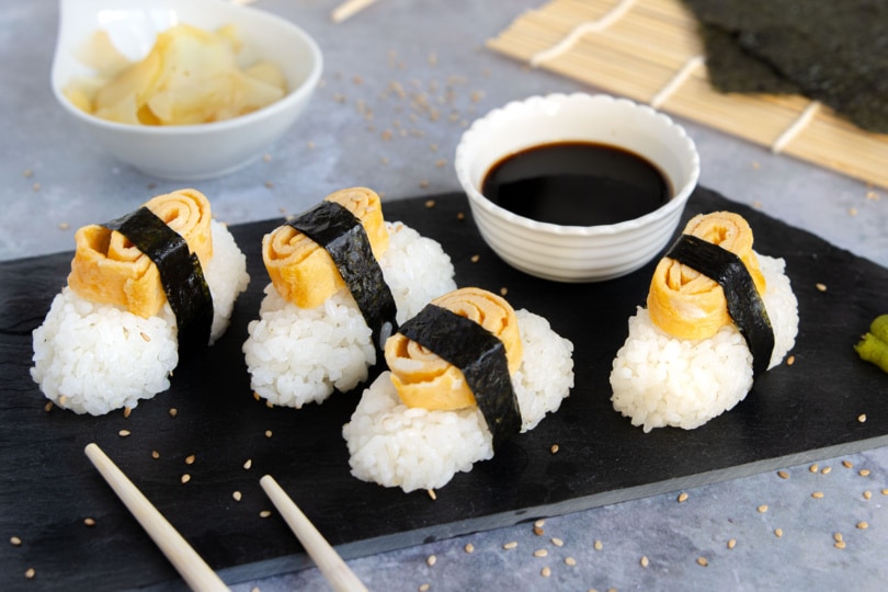 Vegetarische Nigiri mit Omelette
