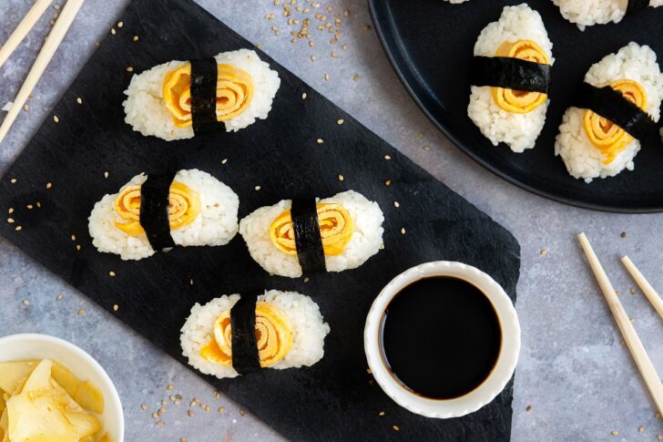 Vegetarische Nigiri mit Omelette